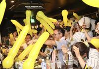 　７回の攻撃を前に盛り上がる阪神ファン（撮影・石井剣太郎）