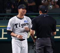 　９回、投手交代を告げる藤川監督（撮影・山口登）