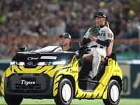 　９回、リリーフカーでマウンドへ向かう岩崎（撮影・北村雅宏）