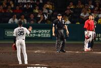 　５回、才木は石原に死球を与え退場になる（撮影・山口登）