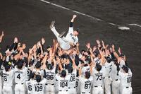 　胴上げされる藤川監督（撮影・金田祐二）