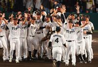 　優勝を決め喜ぶ阪神ナイン（撮影・山口登）