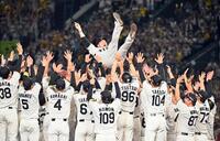 　２年ぶり７度目のセ・リーグ優勝を決め、胴上げされる藤川監督