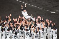 　胴上げされる藤川監督（撮影・金田祐二）