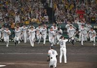 　優勝の瞬間、ベンチを駆けだし歓喜する阪神ナイン（撮影・飯室逸平）