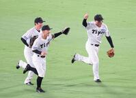 　歓喜の森下。熊谷、近本（撮影・金田祐二）