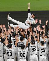 　２年ぶり７度目の優勝を決め、胴上げされる藤川監督