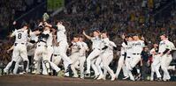 　セ・リーグ優勝を決め、喜ぶ阪神ナイン