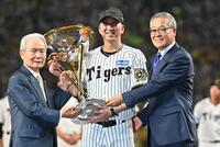 　セ・リーグ優勝を決め、トロフィーを受け取る藤川監督（中）