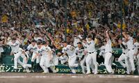 　２年ぶり７度目の優勝を決め、大喜びで駆け出す阪神ナイン