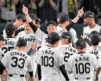 　セ・リーグ優勝を決め、喜ぶ藤川監督（中）