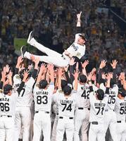 　２年ぶり７度目のセ・リーグ優勝を決め、胴上げされる藤川監督