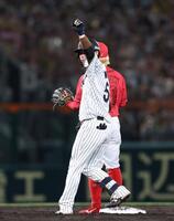 　３回、二塁打を放ち、指を立てる中野（撮影・北村雅宏）