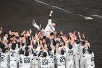 　胴上げされる藤川監督（撮影・金田祐二）