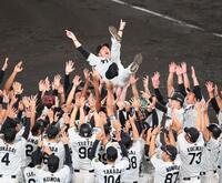 　胴上げされる藤川監督（撮影・金田祐二）