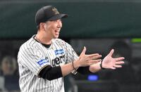 　セ・リーグ優勝を決め、笑顔でマウンドに向かう藤川監督