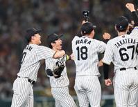 　歓喜しながら歓喜の輪へ入る近本。左は木浪（撮影・田中太一）