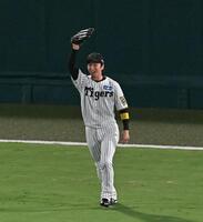 　９回、秋山の飛球を近本が捕球しゲームセット（撮影・西田忠信）