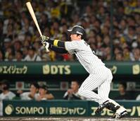 　６回、近本が中犠飛を放つ