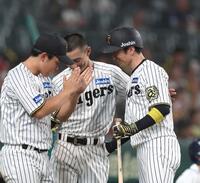 　６回、犠飛を放ち祝福される近本（右）＝撮影・北村雅宏