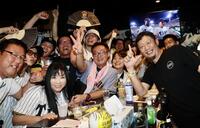 　優勝を決め、喜ぶ川尻哲郎氏（右端）＝撮影・石井剣太郎