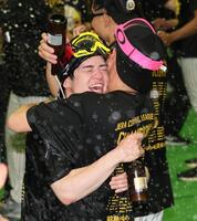 　勝利の美酒に酔いしれる中野（撮影・北村雅宏）