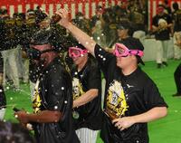 　ビールかけを楽しむ大山（撮影・北村雅宏）