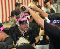 　ビールかけで盛り上がる才木ら（撮影・田中太一）