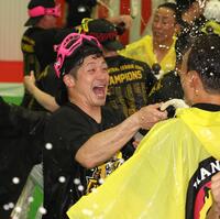 　ビールかけを満喫する坂本（撮影・北村雅宏）