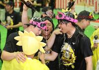 　ビールかけで盛り上がる才木、佐藤輝ら（撮影・田中太一）