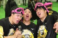 　ビールかけで盛り上がる佐藤輝、村上、才木ら（撮影・田中太一）