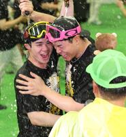 　ビールかけで盛り上がる中野、佐藤輝（撮影・田中太一）