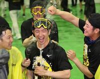 　ビールかけで盛り上がる近本（撮影・田中太一）