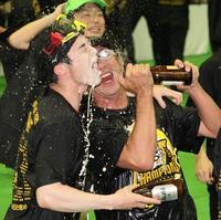 　勝利の美酒に酔いしれる中野（撮影・北村雅宏）