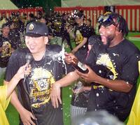 　祝勝会でビールをかけられる藤川監督