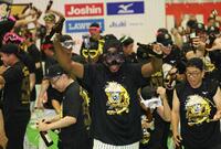 　ビールかけで盛り上がるドリス（撮影・田中太一）