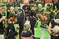 　ビールかけで盛り上がるドリス（撮影・田中太一）