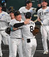 　優勝を決め、佐藤輝（８）と抱き合って喜ぶ大山（撮影・飯室逸平）