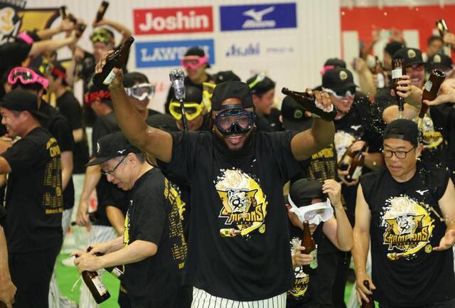 2025年セ・リーグ優勝記念 Mサイズ 阪神タイガース ビールかけTシャツ