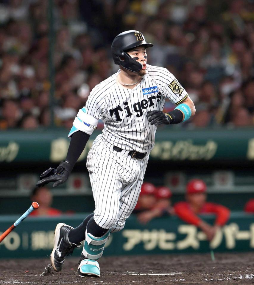 　４回、同点となる適時打を放つ佐藤輝（撮影・北村雅宏）