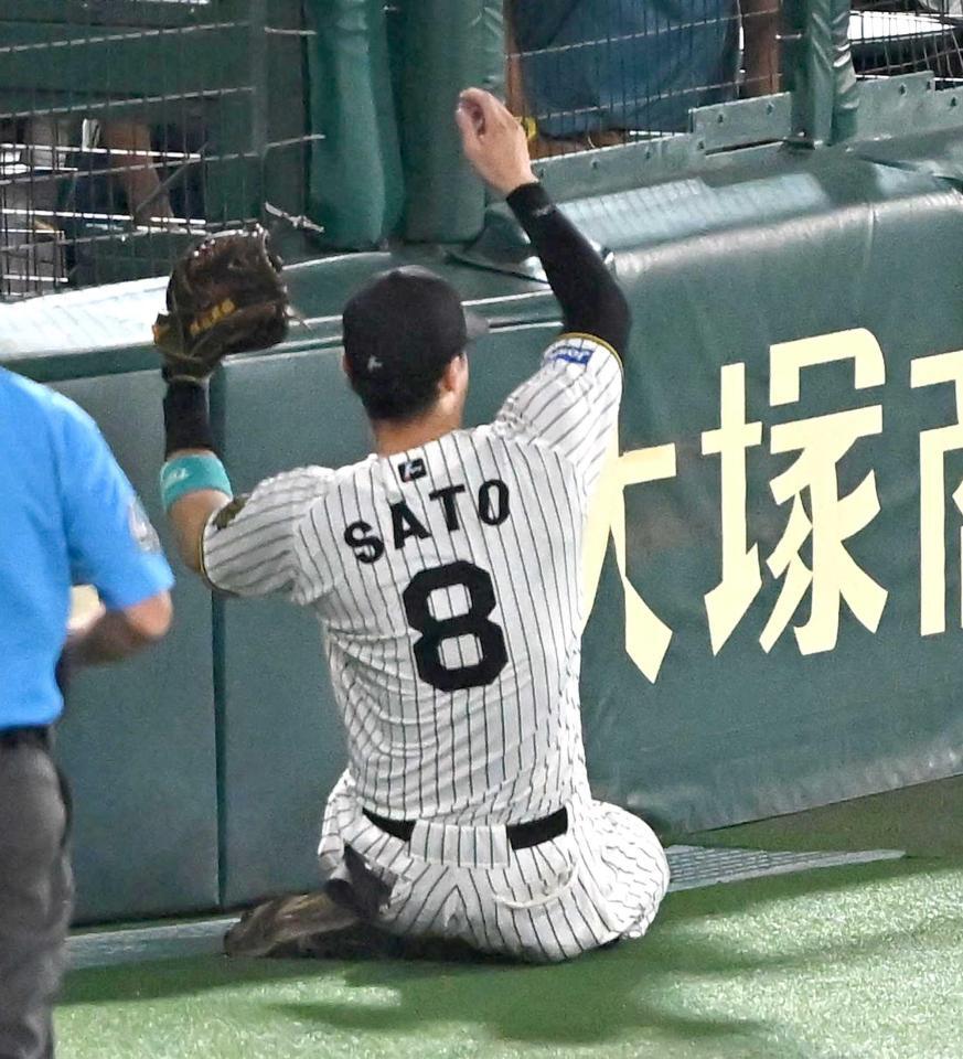 　９回、モンテロの邪飛を好捕する（撮影・西田忠信）