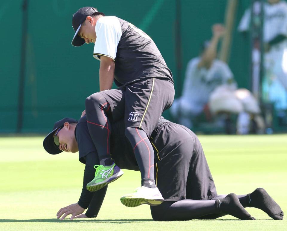 　練習中、植田に馬乗りにされる森下（下）＝６日