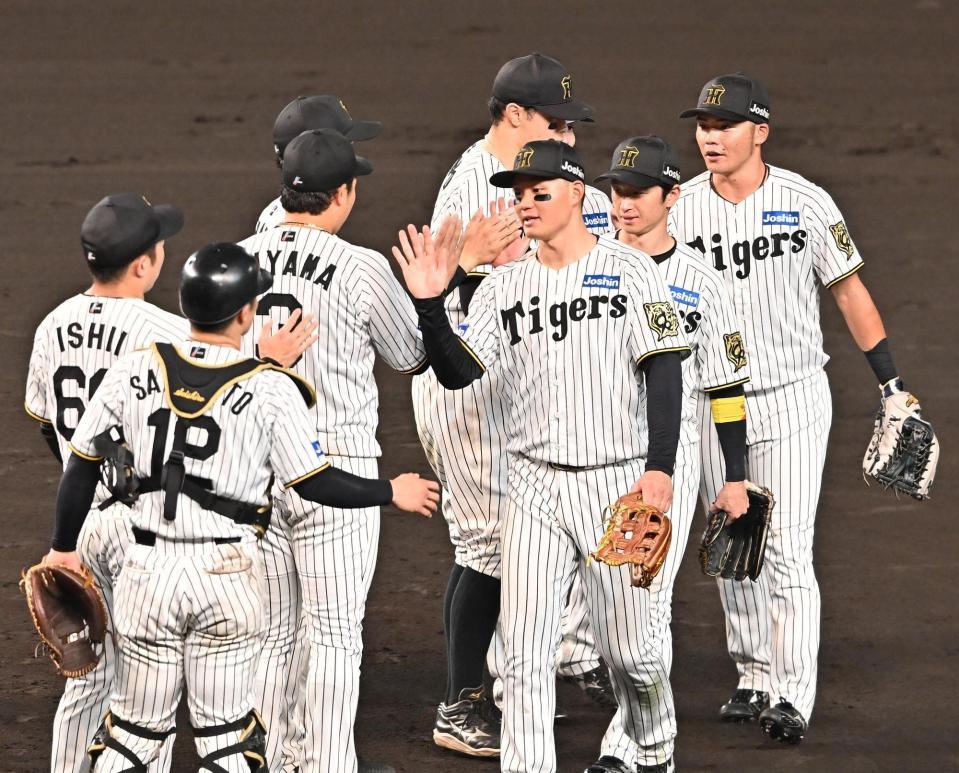 　広島に勝利し、ナインとタッチを交わす森下（右から３人目）＝撮影・西田忠信