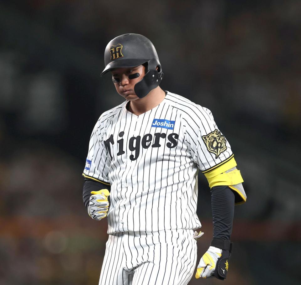 　６回、勝ち越しとなる適時打を放ち、拳を握る森下（撮影・北村雅宏）