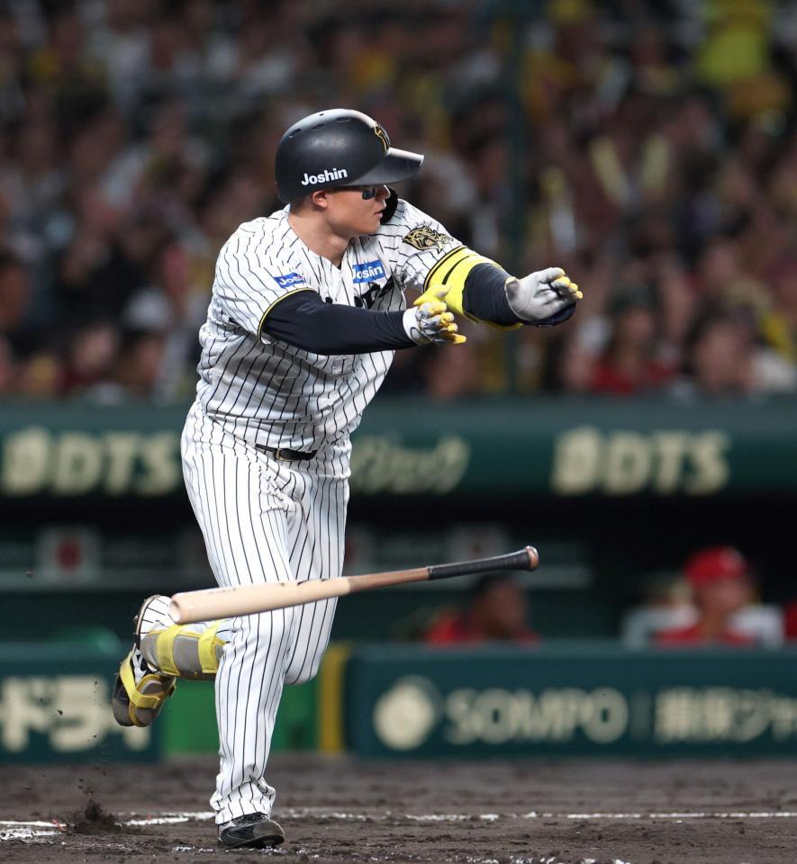 　６回、勝ち越しとなる適時打を放つ森下（撮影・北村雅宏）