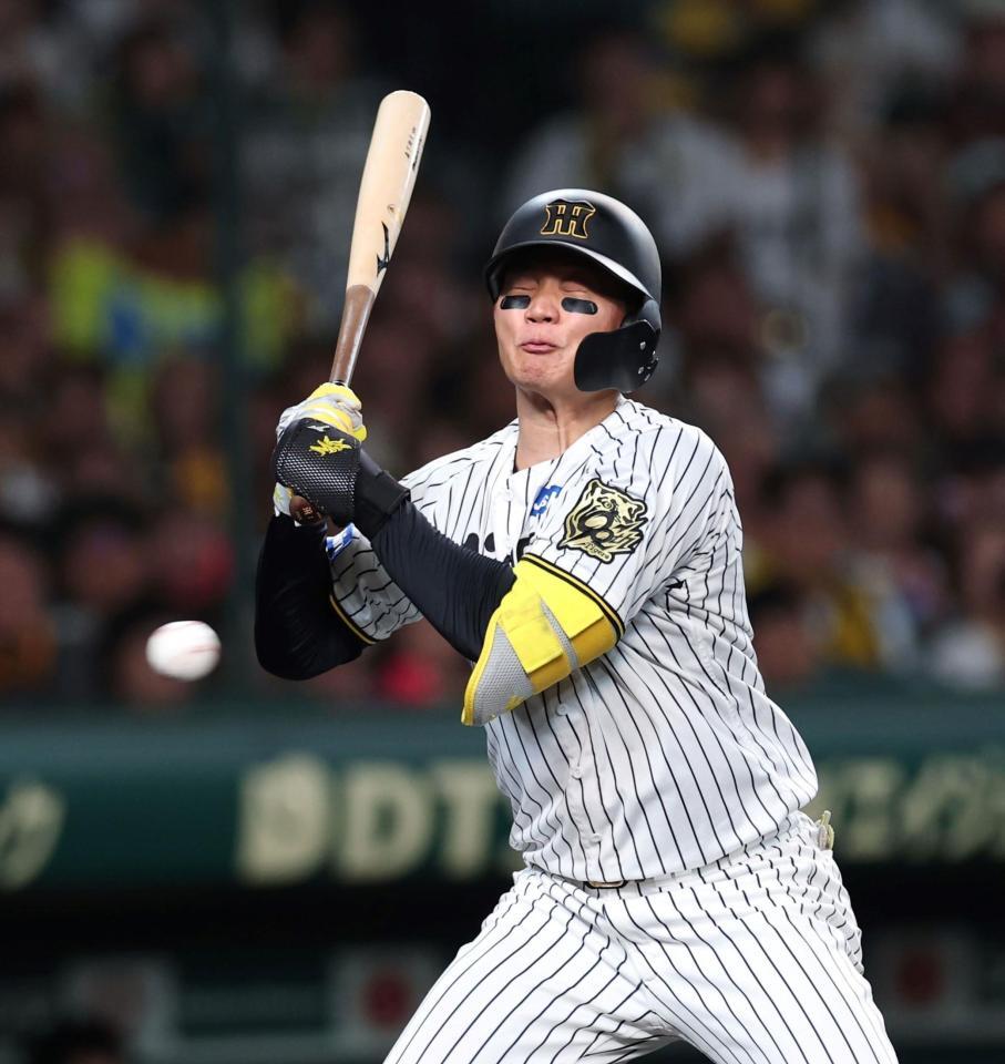 　７回、死球を受ける森下（撮影・北村雅宏）