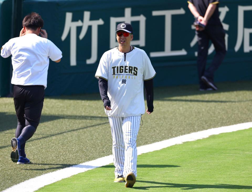 　グラウンド入りする藤川監督（撮影・山口登）