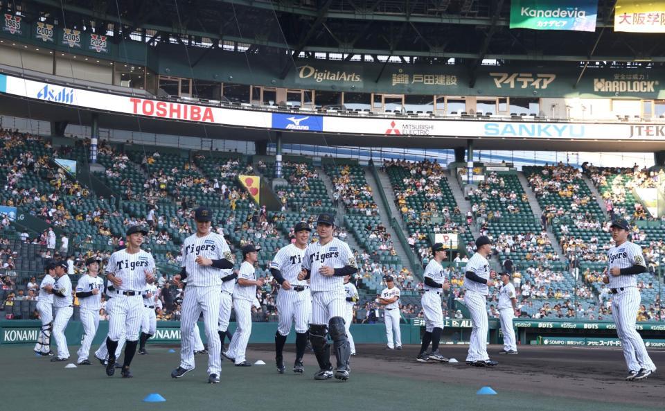 　試合前、ウオーミングアップする阪神ナイン（撮影・北村雅宏）