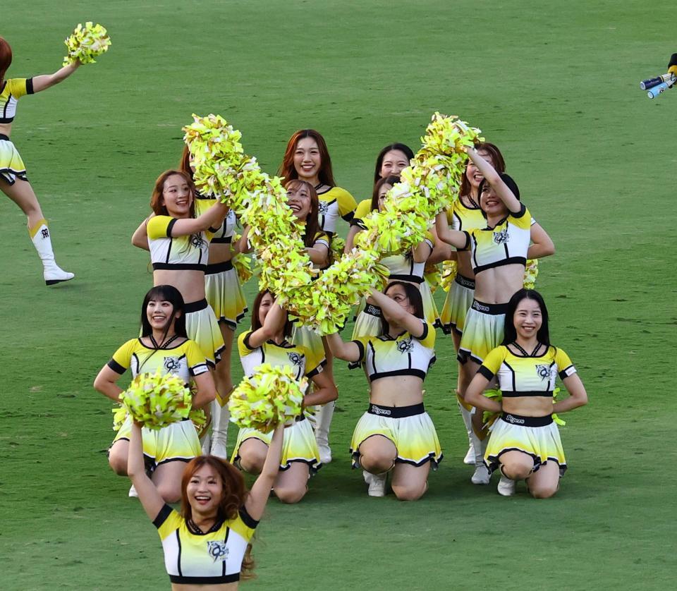 　試合前、パフォーマンスするＴｉｇｅｒｓ　ｇｉｒｌｓ（撮影・山口登）