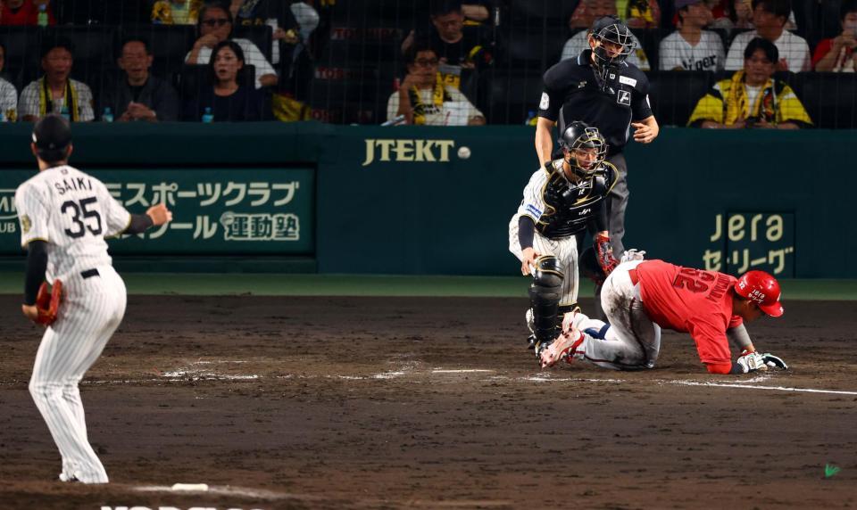 　５回、石原は死球を受ける。投手・才木（撮影・山口登）